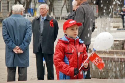 Митинг коммунистов в Туле. На снимке: ребенок с флажком партии `КПРФ` на фоне пенсионеров.