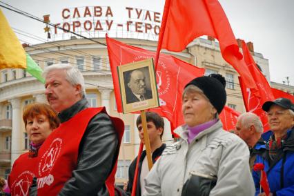 Митинг коммунистов в Туле. На снимке: шествие людей по городу Туле.