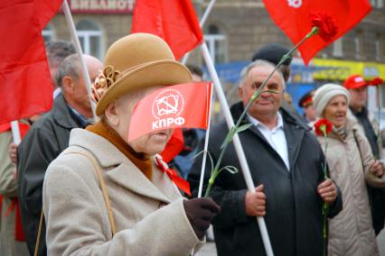 Митинг коммунистов в Туле. На снимке: пенсионер держит в руках флажок партии `КПРФ`.