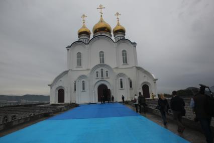 Виды Петропавловска-Камчатского. На снимке: кафедральный собор Святой Живоначальной Троицы (Свято-Троицкий кафедральный собор).