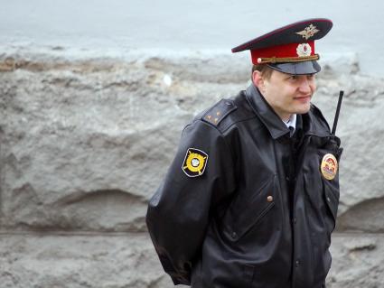 Празднование 1 мая в Екатеринбурге. На снимке: полицейский в оцеплении.