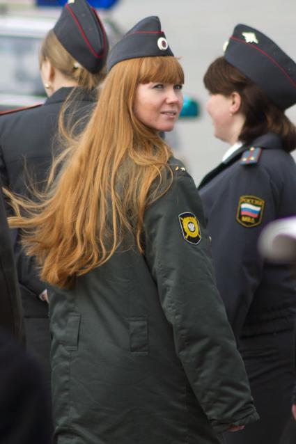 Празднование 1 мая в Екатеринбурге. На снимке: девушка полицейский.