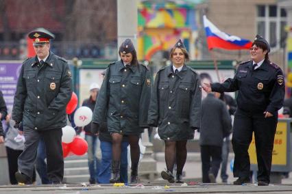 Празднование 1 мая в Екатеринбурге. На снимке: полицейские на демонстрации.
