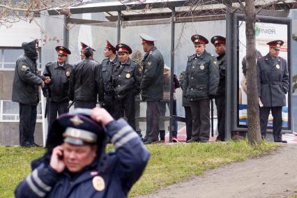 Празднование 1 мая в Екатеринбурге. На снимке: полицейские прячутся от дождя под навесом остановки общественного транспорта.
