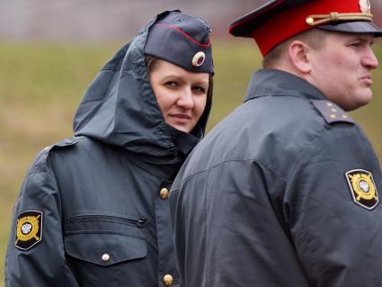 Празднование 1 мая в Екатеринбурге. На снимке: девушка полицейский.