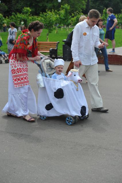 Международный день защиты детей. `Парад колясок` в ЦПКиО имени Горького. На снимке: женщина с коляской