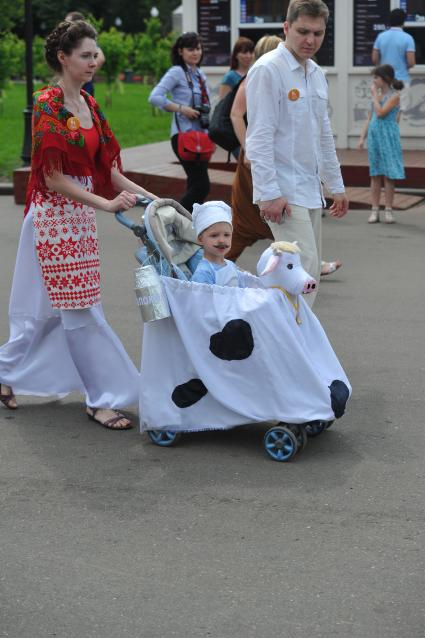 Международный день защиты детей. `Парад колясок` в ЦПКиО имени Горького. На снимке: женщина с коляской