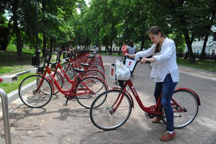 Пункты проката велосипедов. На снимке: девушка на велосипеде