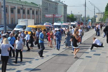 Задымление на Сокольнической ветке московского метро. На снимке: машины скорой помощи у станцию метро `Библиотека им. В.И.Ленина`.