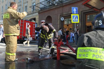 Задымление на Сокольнической ветке московского метро. На снимке: сотрудники пожарной охраны МЧС РФ  у входа на станцию метро `Охотный Ряд`, закрытую на вход для пассажиров.