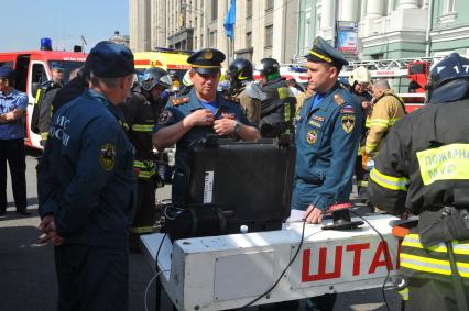 Задымление на Сокольнической ветке московского метро. На снимке: штаб МЧС РФ  у входа на станцию метро `Охотный Ряд`, закрытую на вход для пассажиров.