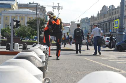 Задымление на Сокольнической ветке московского метро. На снимке: диггер у входа на станцию метро `Охотный Ряд`, закрытую на вход для пассажиров.