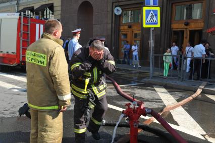 Задымление на Сокольнической ветке московского метро. На снимке: сотрудники пожарной охраны МЧС РФ  у входа на станцию метро `Охотный Ряд`, закрытую на вход для пассажиров.