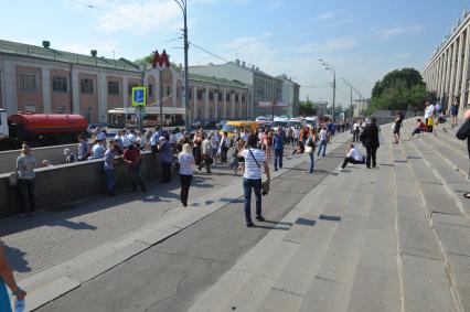 Задымление на Сокольнической ветке московского метро. На снимке: машины скорой помощи у станцию метро `Библиотека им. В.И.Ленина`.