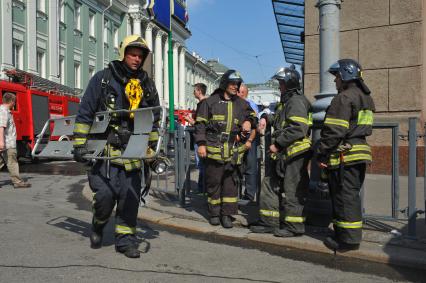 Задымление на Сокольнической ветке московского метро. На снимке: сотрудники пожарной охраны МЧС РФ  у входа на станцию метро `Охотный Ряд`, закрытую на вход для пассажиров.