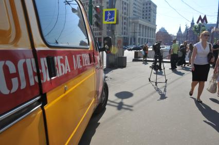 Задымление на Сокольнической ветке московского метро. На снимке: машины аварийной службы метро у входа на станцию `Охотный Ряд`, закрытую на вход.