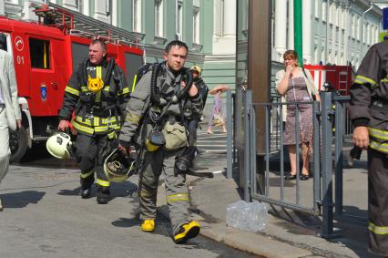 Задымление на Сокольнической ветке московского метро. На снимке: сотрудники  МЧС РФ  у входа на станцию метро `Охотный Ряд`, закрытую на вход для пассажиров.