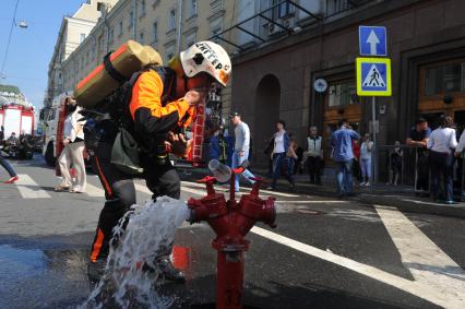 Задымление на Сокольнической ветке московского метро. На снимке: диггер  у входа на станцию метро `Охотный Ряд`, закрытую на вход для пассажиров.