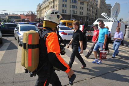 Задымление на Сокольнической ветке московского метро. На снимке: диггер у входа на станцию метро `Охотный Ряд`, закрытую на вход для пассажиров.