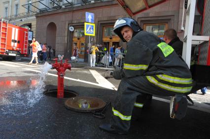 Задымление на Сокольнической ветке московского метро. На снимке: сотрудники пожарной охраны МЧС РФ  у входа на станцию метро `Охотный Ряд`, закрытую на вход для пассажиров.