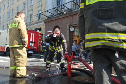 Задымление на Сокольнической ветке московского метро. На снимке: сотрудники пожарной охраны МЧС РФ  у входа на станцию метро `Охотный Ряд`, закрытую на вход для пассажиров.