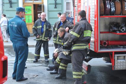 Задымление на Сокольнической ветке московского метро. На снимке: сотрудники пожарной охраны МЧС РФ у входа на станцию метро `Театральная`, закрытую на вход для пассажиров.