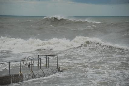 Сочи. Шторм на Черном море.