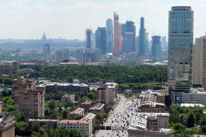 Виды Москвы. На снимке: ММДЦ `Москва-Сити` (справа).