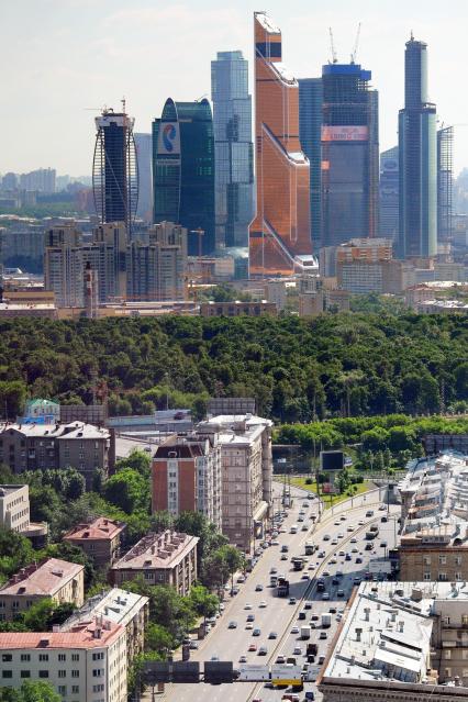 Виды Москвы. На снимке: ММДЦ `Москва-Сити` (справа).