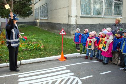 Учитель объясняет детям правила дорожного движения ( ПДД ).