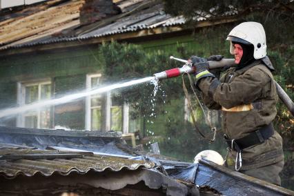 Пожар в Омске на улице Радищева, горят деревянные гаражи и кладовые. В тушении пожара принимают участие пожарные из ближайшей пожарной части № 5.