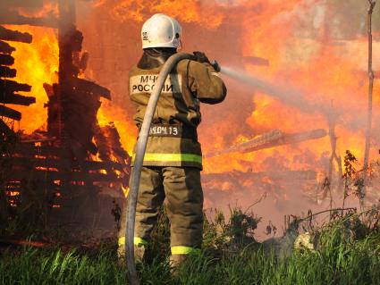 Пожар в Омске на улице Радищева, горят деревянные гаражи и кладовые. В тушении пожара принимают участие пожарные из ближайшей пожарной части № 5.