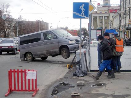 Автомобиль после аварии оказался па ограждении подземного перехода.