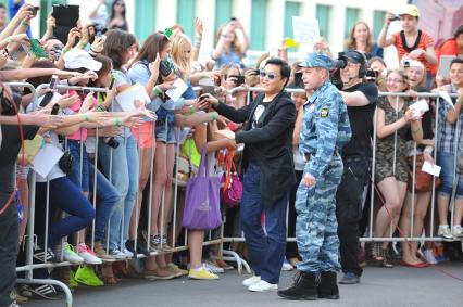 Корейский певец Пак Чэ Сан (PSY) перед началом пресс-конференции в Олимпийском.