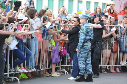 Корейский певец Пак Чэ Сан (PSY) перед началом пресс-конференции в Олимпийском.