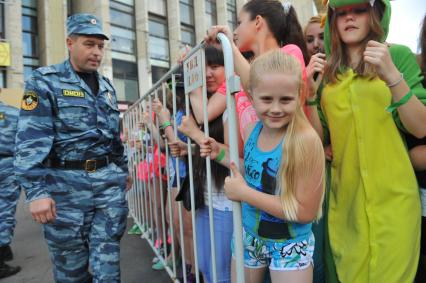 Российские поклонники  корейского певца Пак Чэ Сана (PSY) у СК `Олимпийский` в ожидании приезда исполнителя.