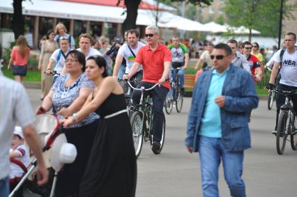 Открытие велопроката в Парке Горького. На снимке: руководитель Департамента транспорта и развития дорожно-транспортной инфраструктуры Москва Максим Ликсутов (слева) и мэр Москвы Сергей Собянин (в центре) едут на велосипедах.