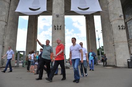 Открытие велопроката в Парке Горького. На снимке (слева направо): руководитель департамента культуры Москвы Сергей Капков, мэр Москвы Сергей Собянин, руководитель Департамента транспорта и развития дорожно-транспортной инфраструктуры Москва Максим Ликсутов.