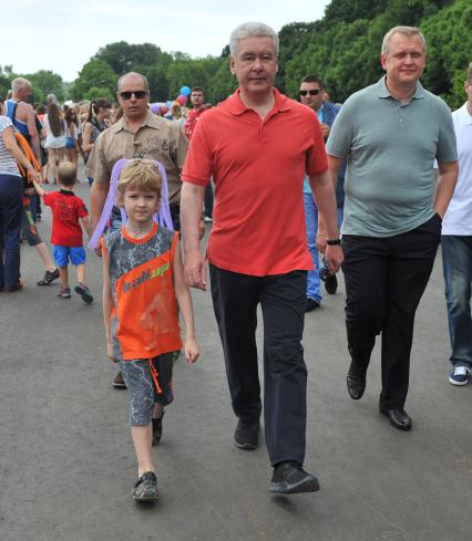 Открытие велопроката в Парке Горького. На снимке: руководитель мэр Москвы Сергей Собянин (в центре) и руководитель департамента культуры Москвы Сергей Капков (справа).