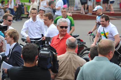 Открытие велопроката в Парке Горького. На снимке: руководитель Департамента транспорта и развития дорожно-транспортной инфраструктуры Москва Максим Ликсутов (в центре) и мэр Москвы Сергей Собянин (второй справа) едут на велосипедах.