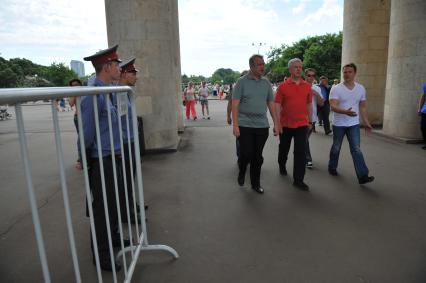 Открытие велопроката в Парке Горького. На снимке (слева направо): руководитель департамента культуры Москвы Сергей Капков, мэр Москвы Сергей Собянин, руководитель Департамента транспорта и развития дорожно-транспортной инфраструктуры Москва Максим Ликсутов.