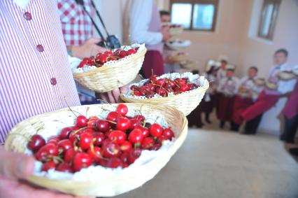 Дом Пашкова. Открытый фестиваль искусств `Черешневый лес`. Премия Олега Янковского `Творческое открытие`. На снимке: корзинки с черешней