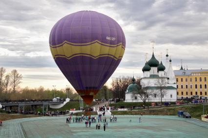 Пуск воздушного шара со стадиона `Спартаковец` в Ярославле.