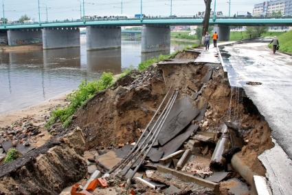 Провал дороги образовался после сильного ливня.