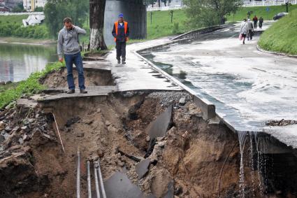 Провал дороги образовался после сильного ливня.