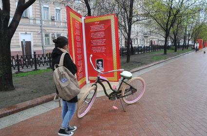 Рождественский бульвар . Инсталляция со стихами о войне ко Дню Победы. На снимке: девушка с велосипедом.