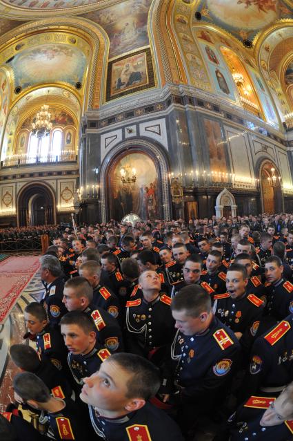 Впервые в храме Христа Спасителя провели молебен с благословением участников парада Победы. На снимке: военнослужащие в храме Христа Спасителя.