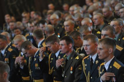 Впервые в храме Христа Спасителя провели молебен с благословением участников парада Победы. На снимке: военнослужащие во время церковной службы в храме Христа Спасителя.