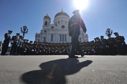 Впервые в храме Христа Спасителя провели молебен с благословением участников парада Победы. На снимке: военнослужащие у храма Христа Спасителя.