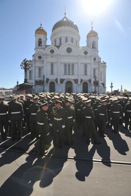 Впервые в храме Христа Спасителя провели молебен с благословением участников парада Победы. На снимке: военнослужащие у храма Христа Спасителя.